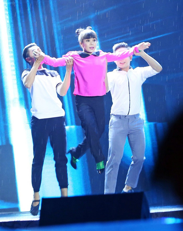 Năm 2016, nữ diễn viên bỏ ra 6 tỷ đồng đầu tư liveshow kỷ niệm 20 năm làm nghệ thuật, trong đó cô dành tặng miễn phí phần lớn số vé chương trình cho các khán giả sinh viên, số vé còn lại cô bán để lấy tiền làm từ thiện.