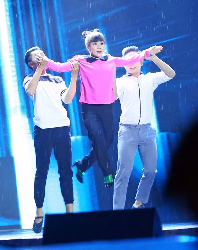 Năm 2016, nữ diễn viên bỏ ra 6 tỷ đồng đầu tư liveshow kỷ niệm 20 năm làm nghệ thuật, trong đó cô dành tặng miễn phí phần lớn số vé chương trình cho các khán giả sinh viên, số vé còn lại cô bán để lấy tiền làm từ thiện.