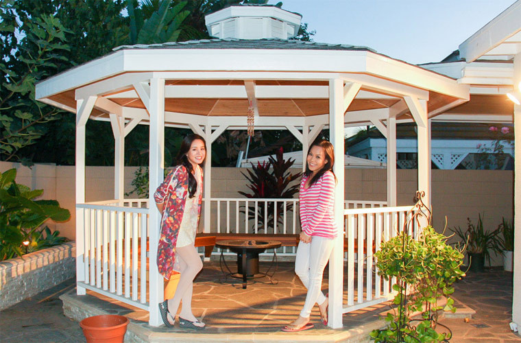 Năm 2007, Việt Hương sang Mỹ định cư và trở thành gương mặt sáng giá của sân khấu hải ngoại. Ngay sau khi sang Mỹ, Việt Hương đã tậu một căn biệt thự xa hoa, có hồ bơi, sân vườn rộng để trồng nhiều loại rau quả mà cô yêu thích.