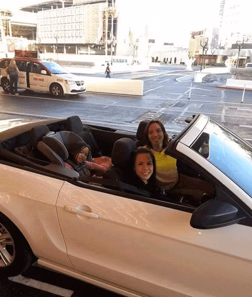 Ngoài bất động sản, nghệ sĩ Việt Hương còn sở hữu vài ba chiếc xe hơi đắt tiền ở cả Mỹ và Việt Nam.