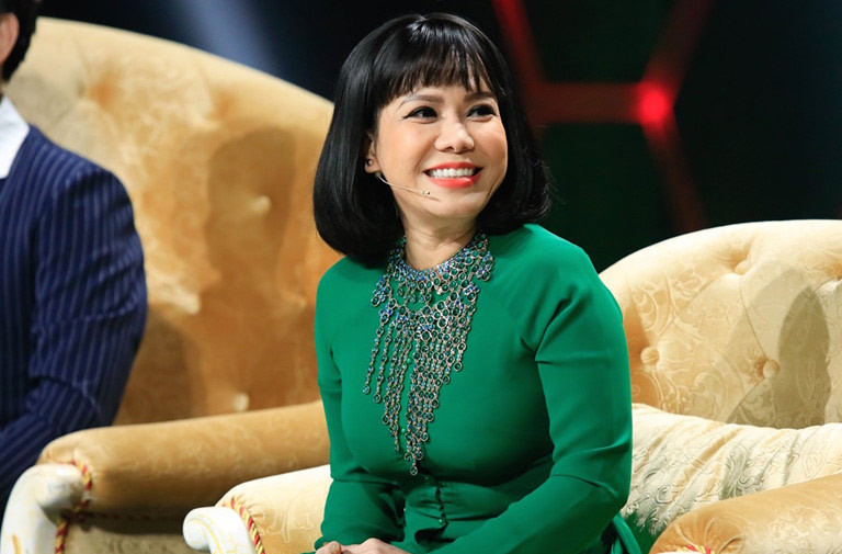 Nữ diễn viên còn thêm nghề tay trái nữa là buôn bán bất động sản. Trong một livestream gần đây cô khoe vừa trúng miếng đất, lãi 2 tỷ đồng. "Bây giờ tôi ngưng làm, ở nhà cũng không chết đói. Tôi buôn đất đủ sống rồi", Việt Hương nói.