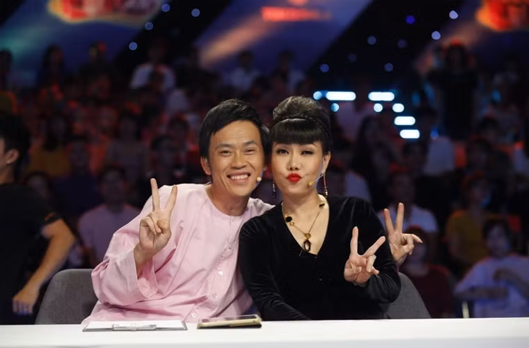 Cùng với Hoài Linh, Việt Hương là một trong số ít diễn viên hài có mức cát sê khủng trong Vbiz. Theo nguồn tin, Việt Hương được nhà sản xuất trả cát sê 80 triệu đồng cho một buổi làm giám khảo gameshow.