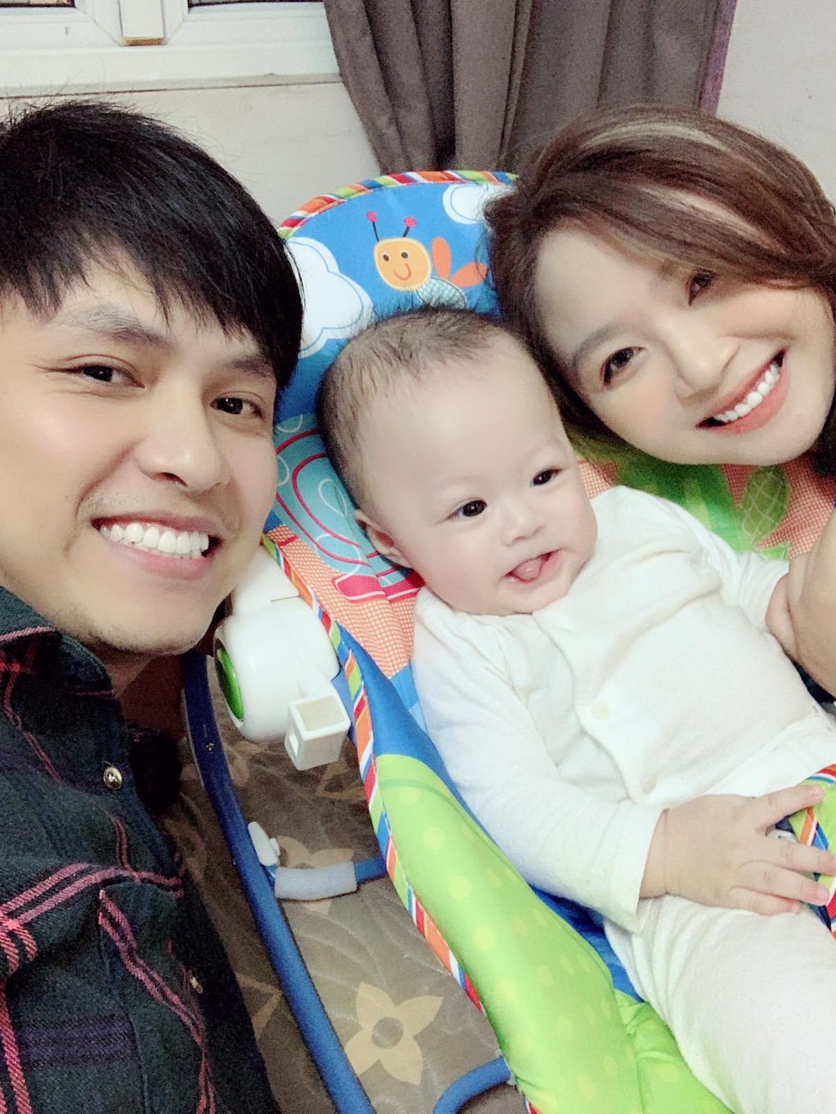 Đôi vợ chồng trẻ tận hưởng cuộc sống hạnh phúc bên con trai đầu lòng.