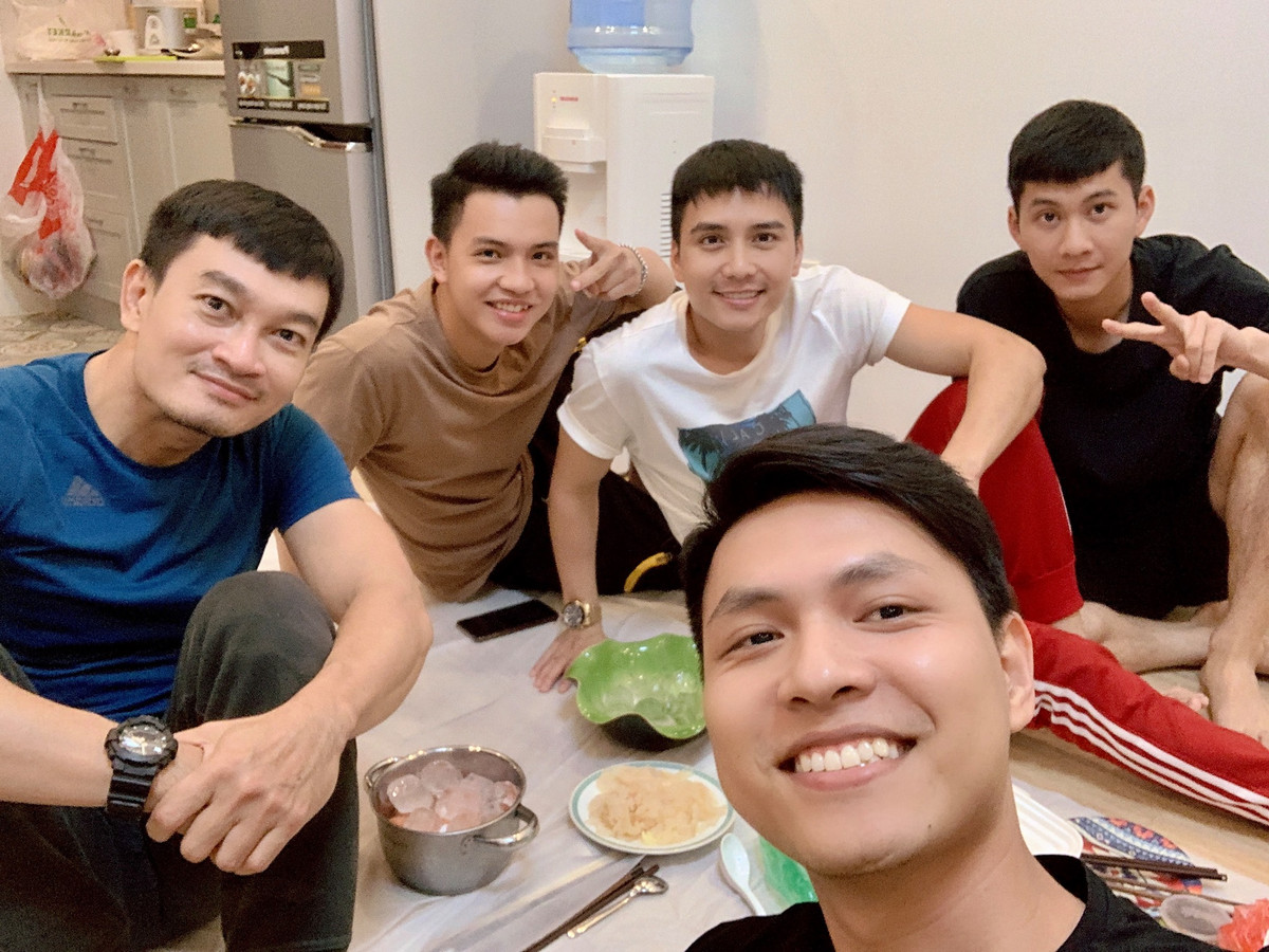 Ngoài đời, diễn viên Tô Dũng - người thủ vai Tiến và các đồng đội của phim "Lửa ấm" cũng khá thân thiết.