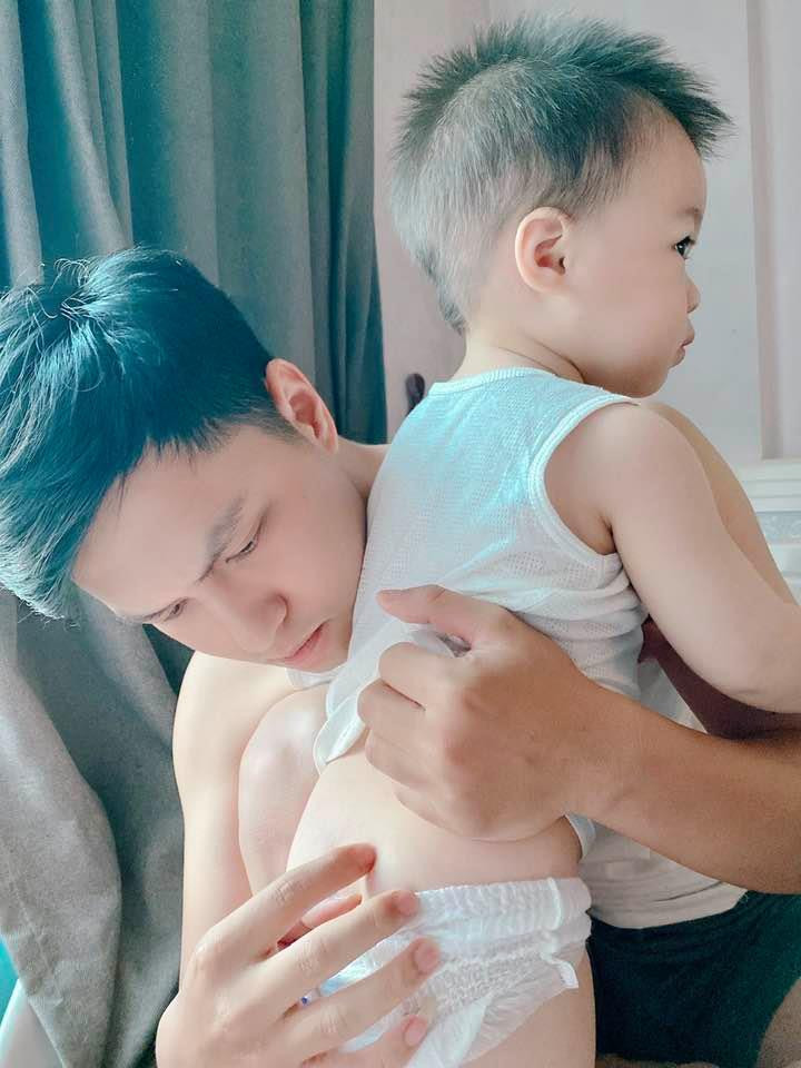 Nam diễn viên được mệnh danh là "ông bố bỉm sữa" khi rất khéo chăm con.