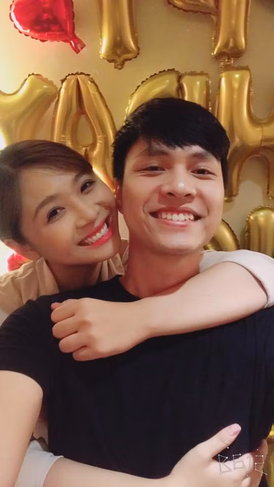 Vợ của anh là cựu hot girl trường Đại học Sư phạm Nghệ thuật Trung ương, từng nổi đình đám trên mạng một thời.