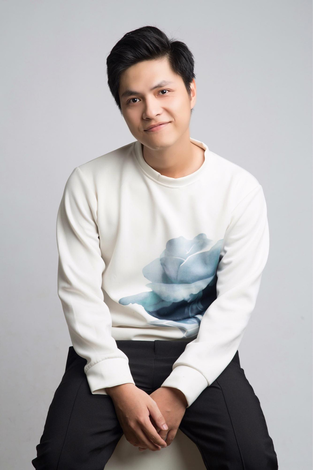 Khép lại hành trình với "Lửa ấm", nam diễn viên 30 tuổi chia sẻ: "Cuộc đấu tranh nào cũng sẽ có hy sinh, cuộc đấu tranh với “giặc lửa" cũng không phải ngoại lệ! Sau tập hôm nay mới biết tình cảm mà mọi người âm thầm dành cho Tiến nhiều thế nào. Hy vọng rằng nhân vật Tiến đã để lại trong lòng người xem thật nhiều ấn tượng tốt đẹp".