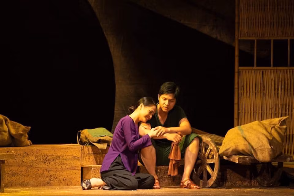 Tô Dũng là diễn viên của Nhà hát kịch Việt Nam. Anh không phải là gương mặt quá xa lạ với khán giả truyền hình. Nam diễn viên từng tham gia các phim như: Mùi cỏ cháy, Hợp đồng hôn nhân, Mùa xuân ở lại...