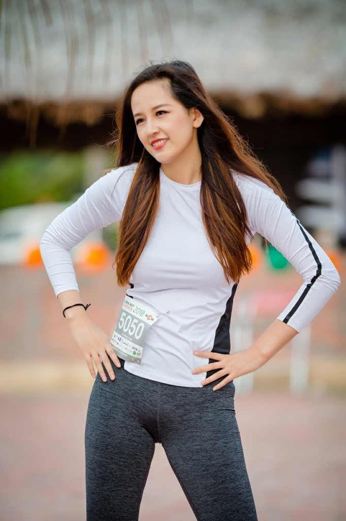 Dường như Mai Phương Thúy không hề biết lỗi trang phục cô mắc phải nên vẫn tươi cười tạo nhiều kiểu dáng để chụp ảnh.