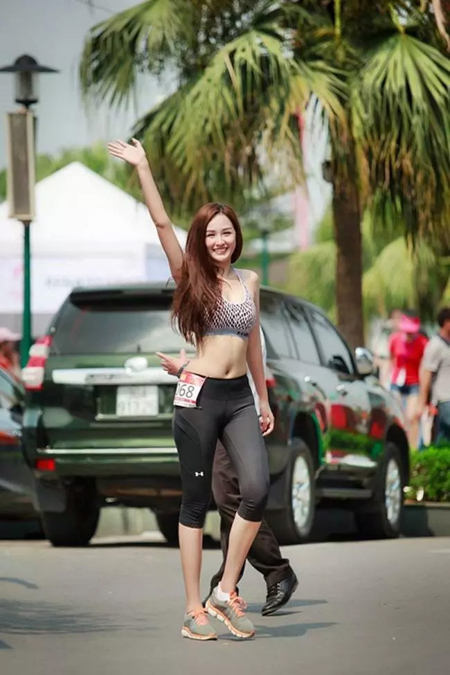 Hình ảnh này của người đẹp sinh năm 1988 đã được photoshop để vòng eo thon gọn lại nhưng vẫn bị lộ vùng nhạy cảm vì chiếc quần bó.