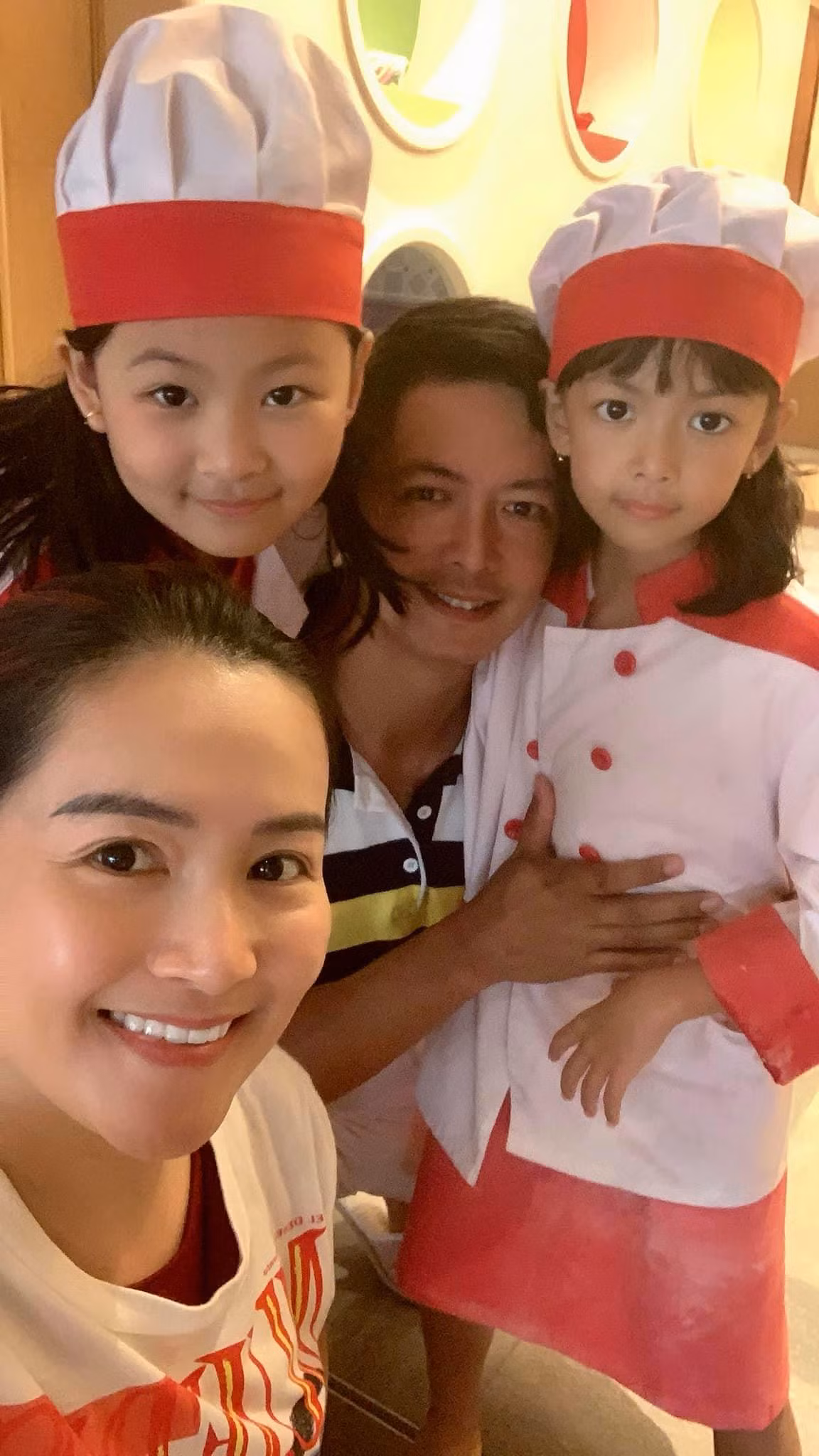 Nam diễn viên 8X trở thành người đàn ông của gia đình khi không chỉ tâm lý với vợ mà còn rất khéo chăm con.