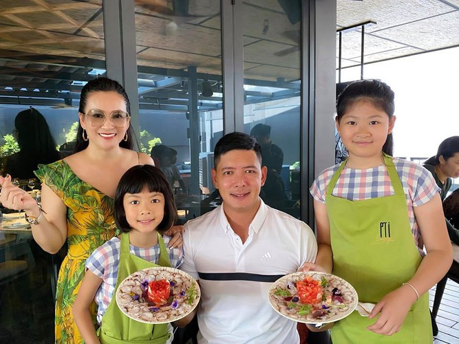 Dù bận rộn nhưng vợ chồng Bình Minh dành nhiều thời gian cho gia đình, đưa hai con gái đi chơi và trải nghiệm.