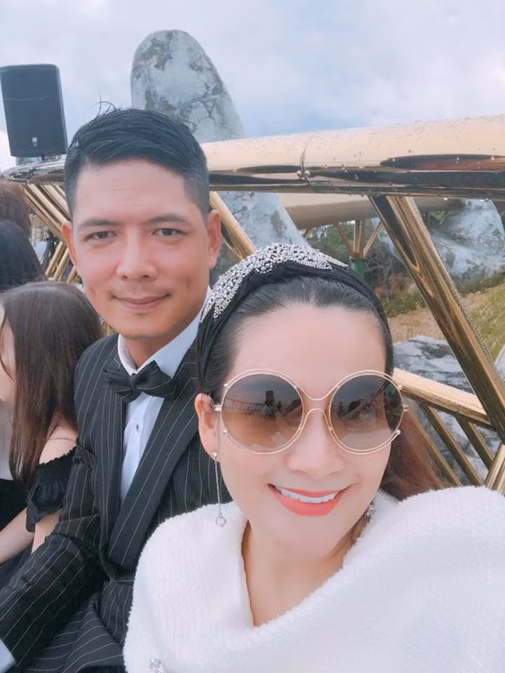  Bình Minh và bà xã hơn 4 tuổi thường xuyên đi du lịch, hẹn hò đi ăn, gặp gỡ bạn bè... để hâm nóng tình cảm.