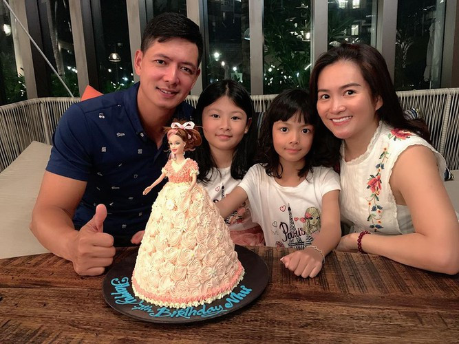 Hai công chúa nhà Bình Minh luôn quấn quýt ba.