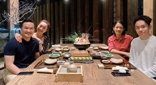 Nam diễn viên dẫn bạn gái, vợ cũ và con trai Gia Cát đi ăn vui vẻ.