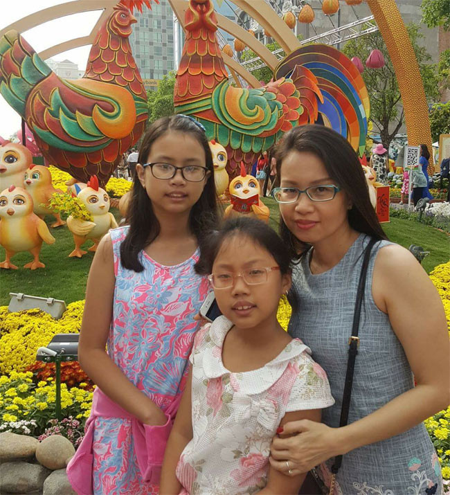 Bé lớn Cẩm Uyên giống hệt mẹ còn bé út Cẩm Anh giống hệt bố, nhạc sĩ Minh Vy.