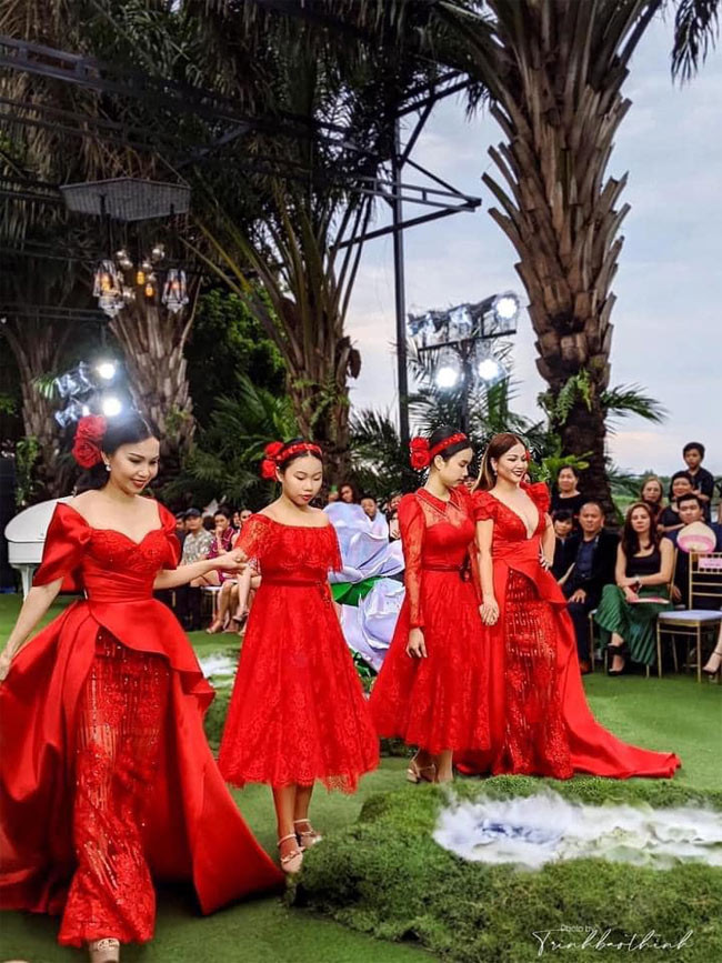 Cẩm Uyên và Cẩm Anh từ nhỏ đã được bố mẹ quan tâm và dành mọi thứ tốt nhất từ việc học hành cho tới sinh hoạt.