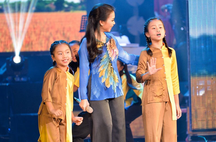 Thừa hưởng gen nghệ thuật của ba mẹ nên Cẩm Uyên và Cẩm Anh rất tự tin khi biểu diễn trên sân khấu cùng mẹ trong live show Tự tình quê hương 5 vào năm 2015.