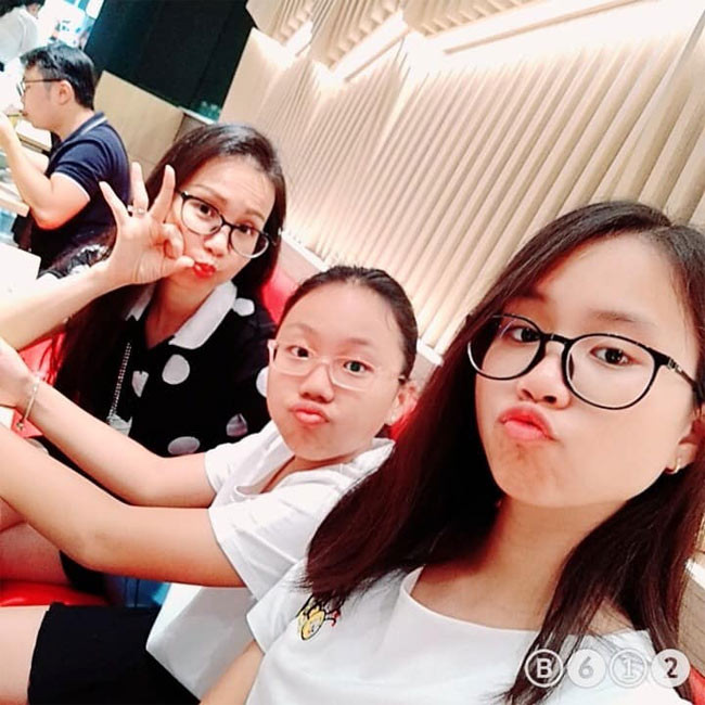 Mặc dù rất bận rộn nhưng Cẩm Ly luôn dành thời gian để chăm sóc và kèm cặp con học hành.