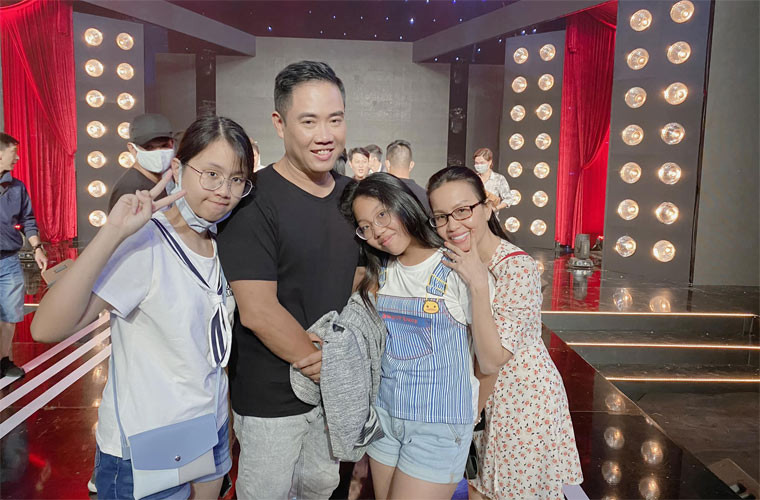 Hai công chúa nhà Cẩm Ly sống trong căn hộ cao cấp trị giá 20 tỷ ở quận 7, TP.HCM. Hai bé từ nhỏ đã học trường quốc tế với mức học phí tới nửa tỷ/năm.