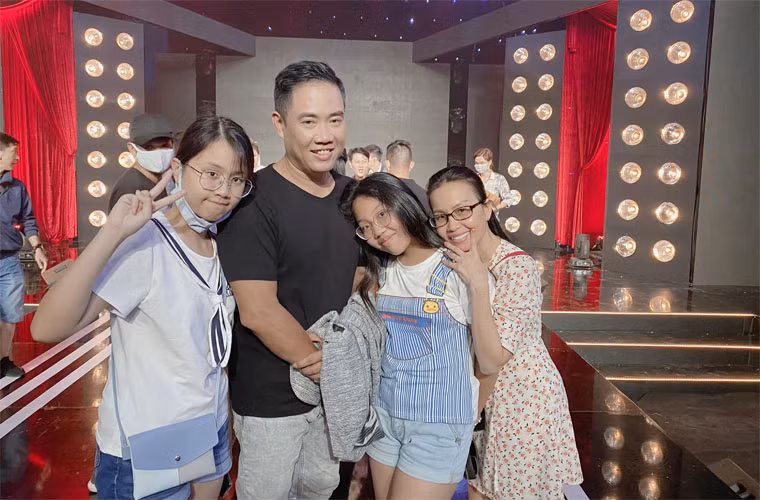 Hai công chúa nhà Cẩm Ly sống trong căn hộ cao cấp trị giá 20 tỷ ở quận 7, TP.HCM. Hai bé từ nhỏ đã học trường quốc tế với mức học phí tới nửa tỷ/năm.