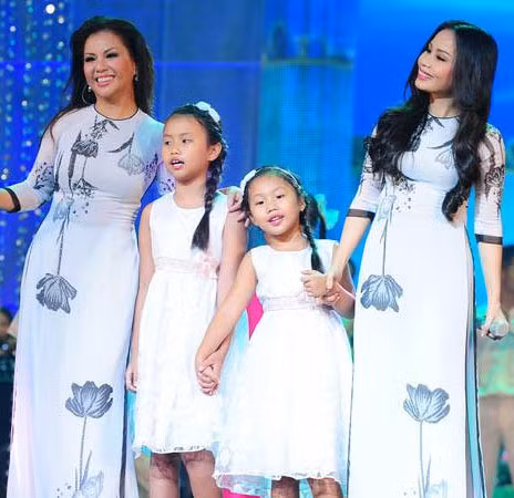 Hai con gái Cẩm Ly lên sân khấu cùng mẹ và dì.