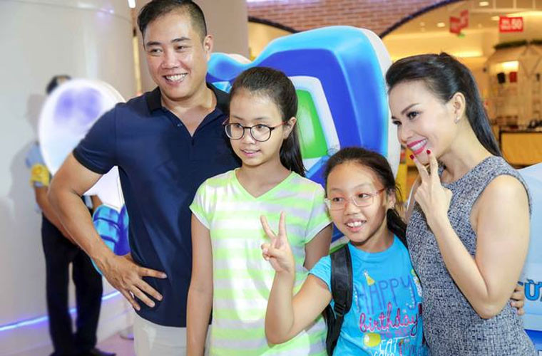 Hai bé cũng được bố mẹ rèn cho tính tự lập. Mặc dù được mọi người gán biệt danh "rich kid" nhưng cả Cẩm Uyên và Cẩm Anh đều rất giản dị.