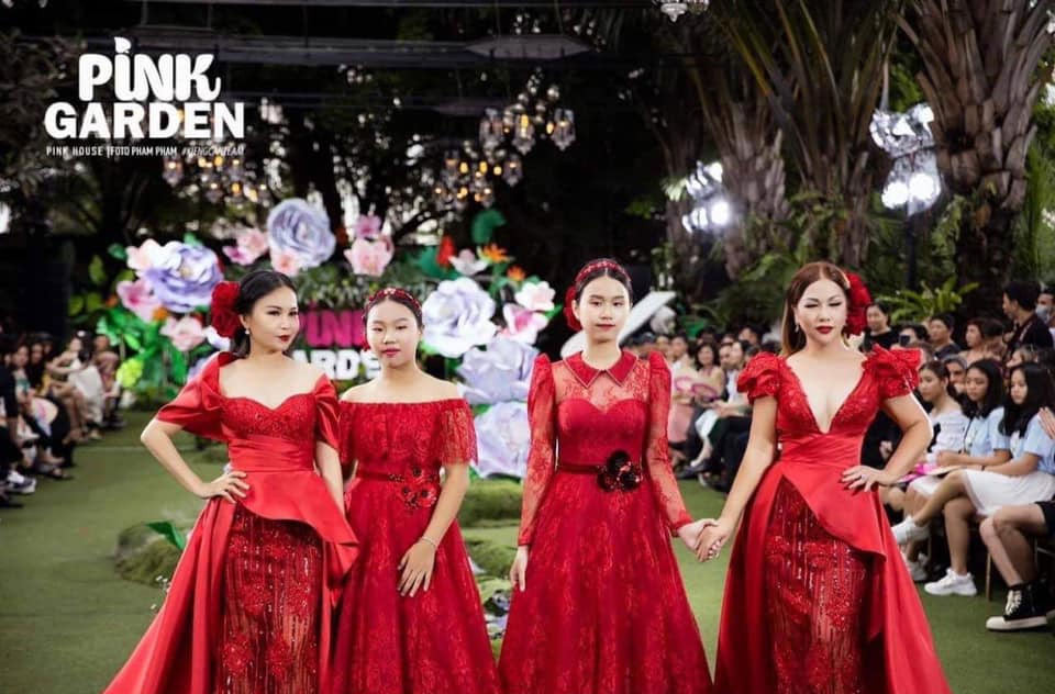 Cẩm Uyên và Cẩm Anh tự tin trình diễn thời trang cùng mẹ và dì Minh Tuyết.