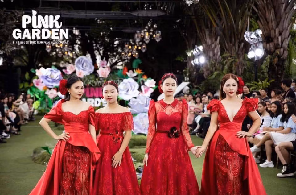 Cẩm Uyên và Cẩm Anh tự tin trình diễn thời trang cùng mẹ và dì Minh Tuyết.