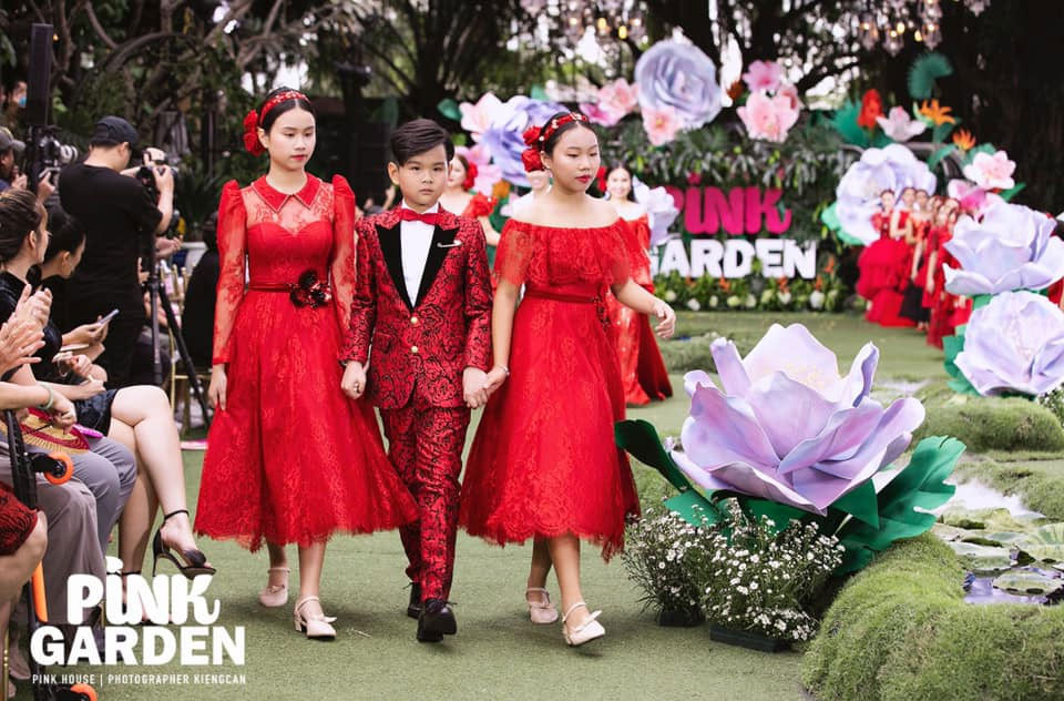 Hai con gái Cẩm Ly tên Cẩm Uyên và Cẩm Anh. Cả hai đã bước vào thời kỳ thiếu nữ và lớn bổng trông thấy.