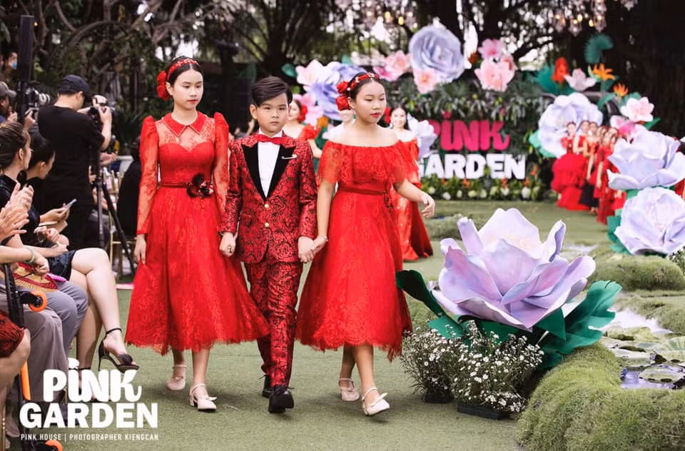 Hai con gái Cẩm Ly tên Cẩm Uyên và Cẩm Anh. Cả hai đã bước vào thời kỳ thiếu nữ và lớn bổng trông thấy.