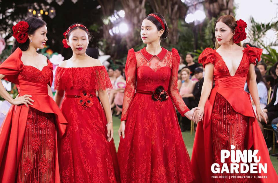 Đoàn Trần Cẩm Uyên năm nay 15 tuổi và Đoàn Trần Cẩm Anh năm nay 12 tuổi. Một bé được nhận xét giống mẹ, một bé thì giống cha.