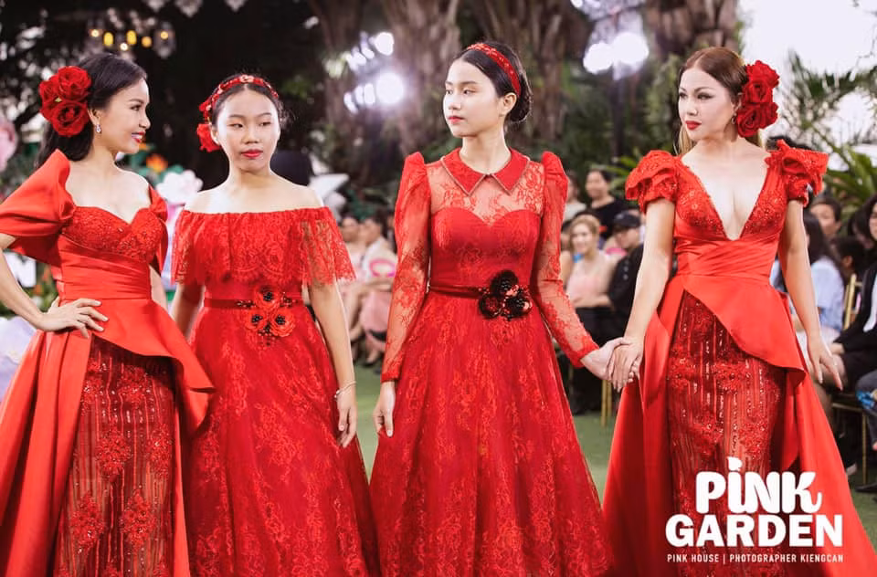 Đoàn Trần Cẩm Uyên năm nay 15 tuổi và Đoàn Trần Cẩm Anh năm nay 12 tuổi. Một bé được nhận xét giống mẹ, một bé thì giống cha.