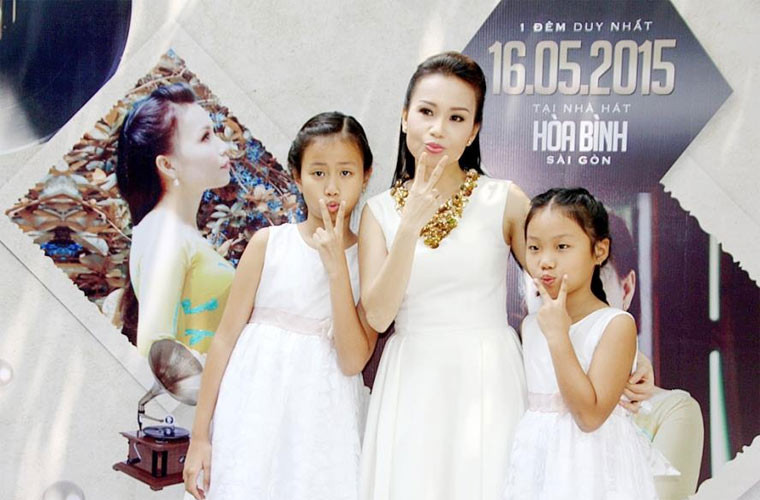 Cẩm Ly là một bà mẹ vừa mềm mỏng vừa nghiêm khắc với hai con gái.