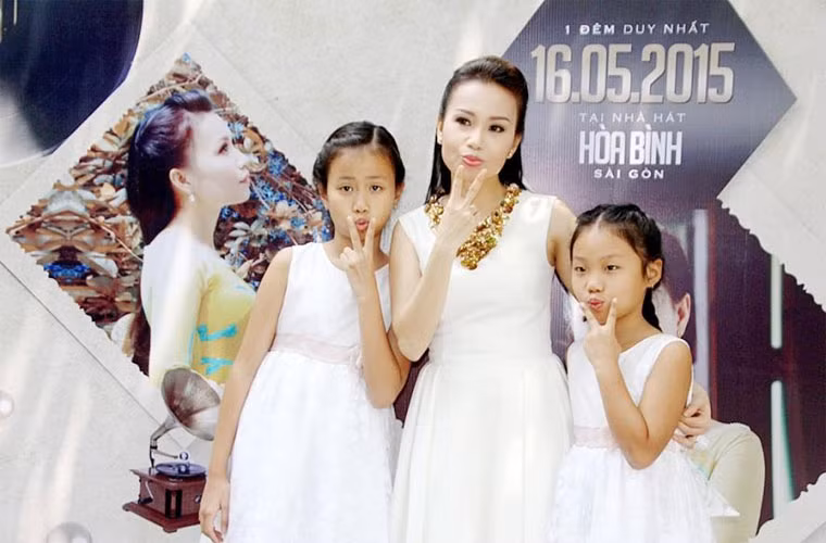 Cẩm Ly là một bà mẹ vừa mềm mỏng vừa nghiêm khắc với hai con gái.