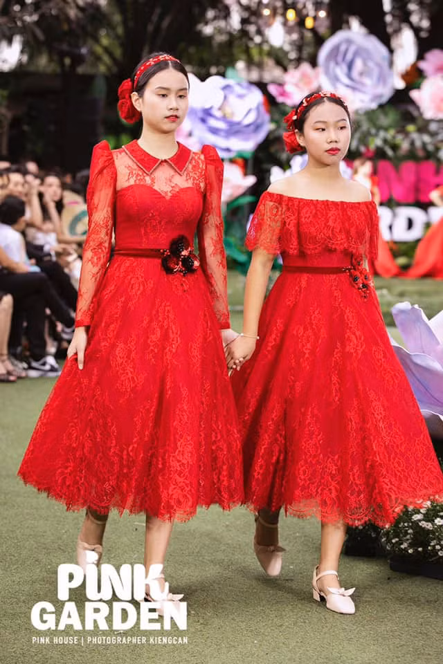 Hai con gai Cam Ly lon nhanh nhu thoi, xinh dep tu tin lam mau