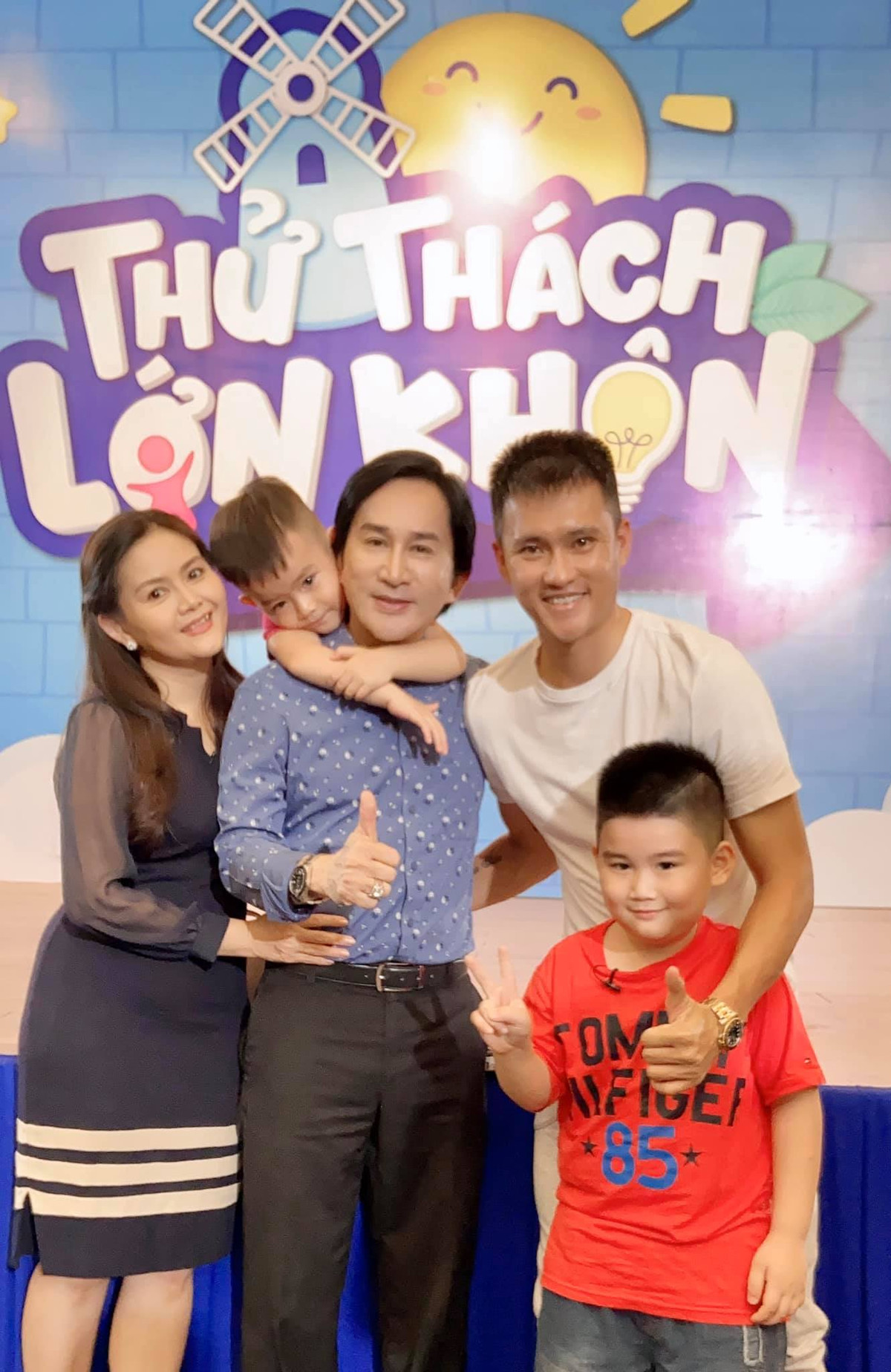 Với cách cư xử khéo, bằng tình yêu, sự tin tưởng và tôn trọng dành cho ông xã, nghệ sĩ Trinh Trinh không chỉ được chồng hết mực cưng chiều mà còn lấy lòng được các con riêng của anh.