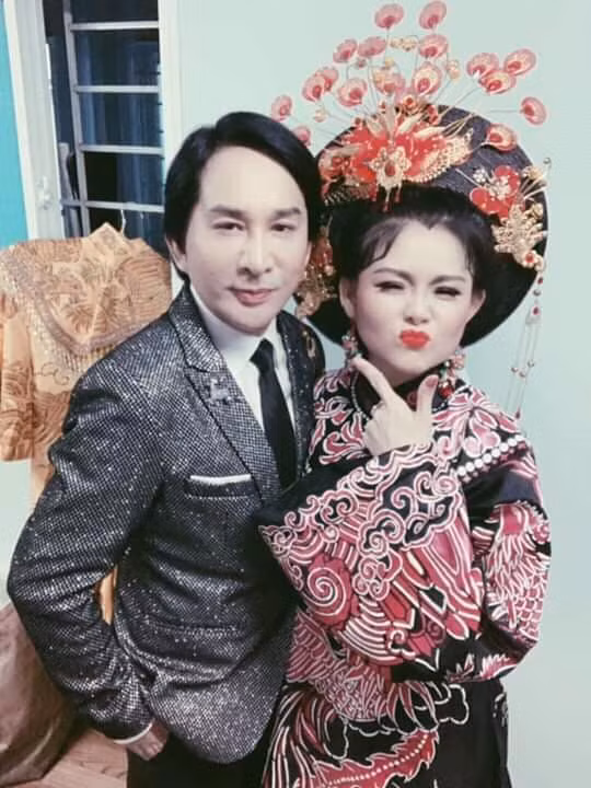 Ở tuổi 43, bà xã của Kim Tử Long vẫn trẻ đẹp.