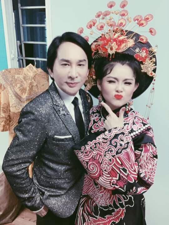 Ở tuổi 43, bà xã của Kim Tử Long vẫn trẻ đẹp.