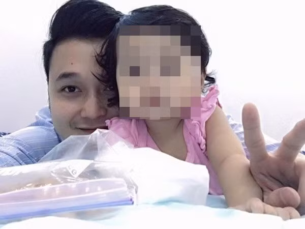 Ồn ào nhất có lẽ là chuyện tình cảm đời tư của ca sĩ Quang Vinh. Nam ca sĩ từng dính tin đồn kết hôn bí mật và đã có một cô con gái riêng.