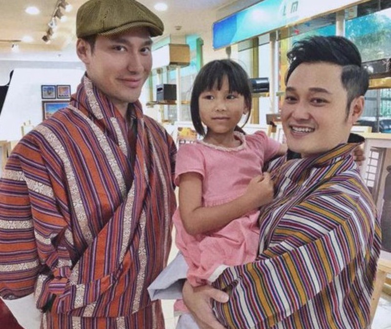 Không những vậy, giọng ca 8X còn vướng loạt tin đồn yêu đồng tính. Đáng chú ý nhất là tin đồn về mối quan hệ thân mật trên mức tình bạn với NTK Lý Quí Khánh.