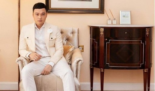 Không lâu sau đó, nam ca sĩ sinh năm 1982 lại vướng ồn ào "từ trên trời rơi xuống" quanh tin đồn là thiếu gia thương hiệu điện máy Nguyễn Kim. Thời điểm đó, Công ty Cổ phần Thương mại Nguyễn Kim bị truy thu thuế 150 tỷ đồng gây xôn xao dư luận.