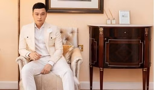 Không lâu sau đó, nam ca sĩ sinh năm 1982 lại vướng ồn ào "từ trên trời rơi xuống" quanh tin đồn là thiếu gia thương hiệu điện máy Nguyễn Kim. Thời điểm đó, Công ty Cổ phần Thương mại Nguyễn Kim bị truy thu thuế 150 tỷ đồng gây xôn xao dư luận.