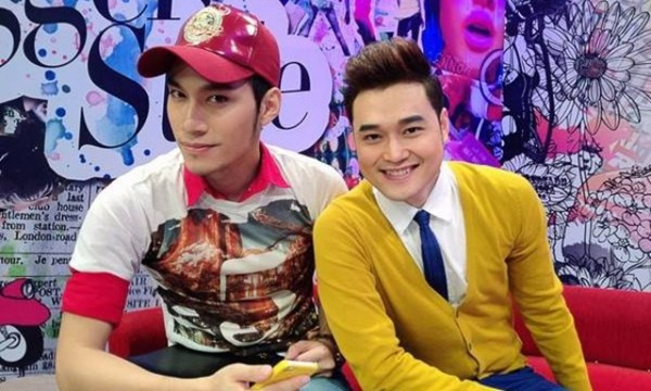 Cả hai để lộ nhiều khoảnh khắc đi du lịch chung, check in cùng địa điểm...