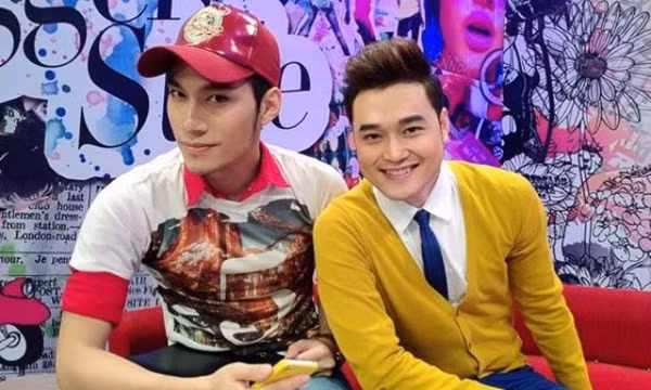 Cả hai để lộ nhiều khoảnh khắc đi du lịch chung, check in cùng địa điểm...