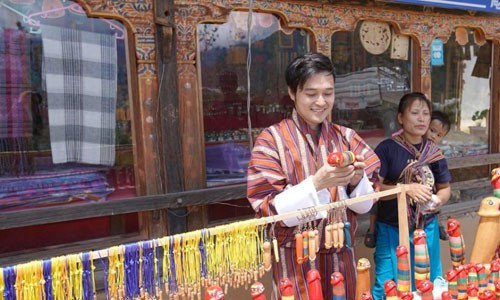 Trước phản ứng gay gắt của dư luận, "hoàng tử sơn ca" đã đăng tải bài viết lên trang cá nhân giải thích rằng, anh đăng loạt ảnh đi du lịch ở xứ sở Bhutan và khẳng định được một hướng dẫn viên chỉ cách tạo dáng như trên chứ không phải cố tình đùa cợt.