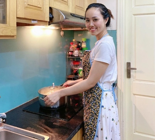 Bạn gái Công Lý đúng chuẩn "vợ đảm" khi rất chăm vào bếp nấu những món kỳ công cho ông xã tương lai.