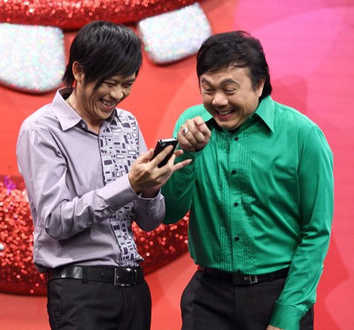 Chính Hoài Linh là người đã dẫn dắt nghệ sĩ Chí Tài vào nghề diễn hài khi anh đang là một nhạc công của ban nhạc Chí Tài Brothers.