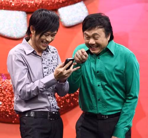 Chính Hoài Linh là người đã dẫn dắt nghệ sĩ Chí Tài vào nghề diễn hài khi anh đang là một nhạc công của ban nhạc Chí Tài Brothers.