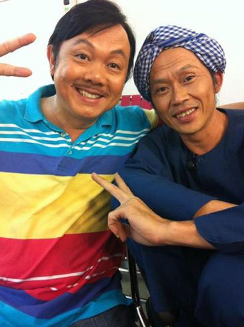 “Tôi và anh Tài quen biết nhau đã lâu, cũng gần 20 năm nay. Lúc đó, Chí Tài là một nhạc công của ban nhạc Chí Tài Brothers. Nhưng nhờ lối trò chuyện có duyên, hài hước cùng gương mặt “nhìn kiểu nào cũng thấy buồn cười”, tôi thấy “hợp rơ” với mình nên ngỏ ý mời anh làm bạn diễn chung sân khấu. Từ đó, anh em tôi thân thiết và khó khăn, hoạn nạn luôn có nhau”, Hoài Linh từng tâm sự.